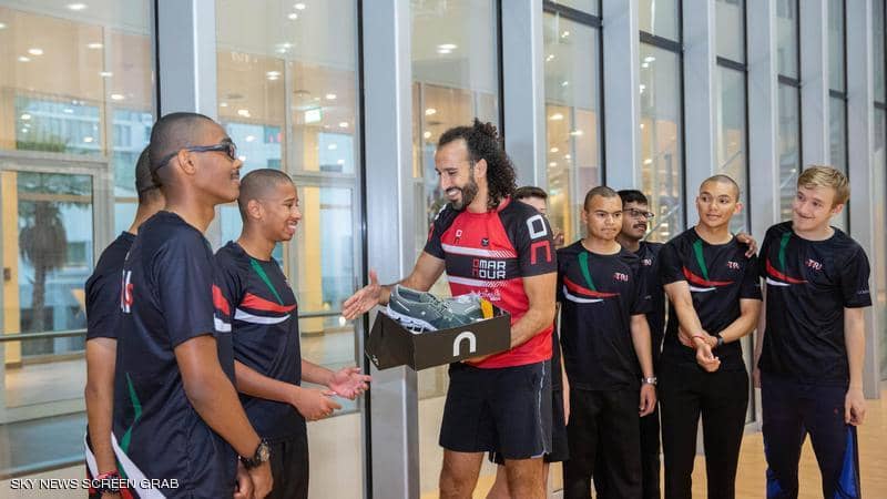 نجم مصري يتبرع بأحذية جري لرياضيين إمراتيين بالألمبياد الخاص