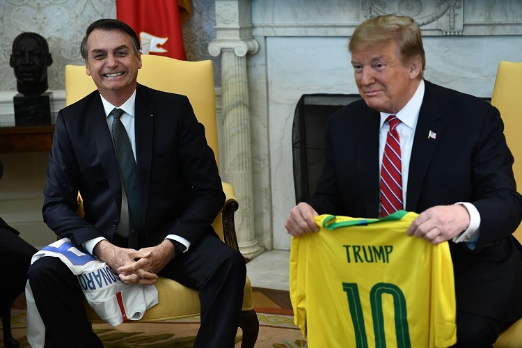 صورة: رئيس البرازيل يهدي ترامب قميص نيمار