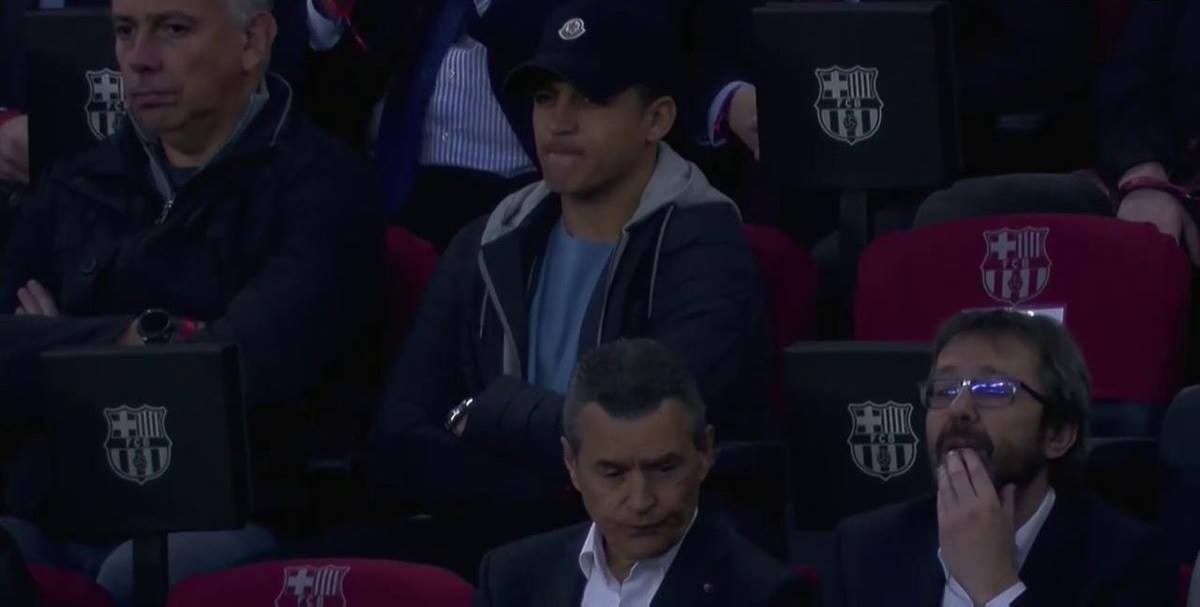 سانشيز يشاهد مباراة برشلونة ورايو فاييكانو من مدرجات "الكامب نو"