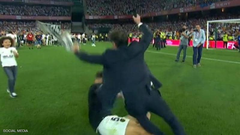 بالفديو.. لاعب فالينسيا يسقط مدربه أرضا بعد تدخل قوي احتفالا بالفوز بكأس الملك