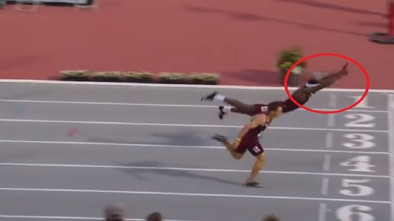 بالفيديو.. عداء أمريكي يتحول إلى "سوبر مان" من أجل الفوز بسباق 200 متر حواجز