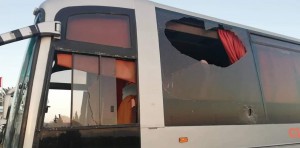 بالصور : اعتداء خطير على حافلة تقل جماهير الوداد في تونس