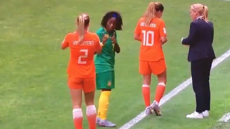 موقف غريب في مباراة هولندا والكاميرون بكأس العالم للسيدات