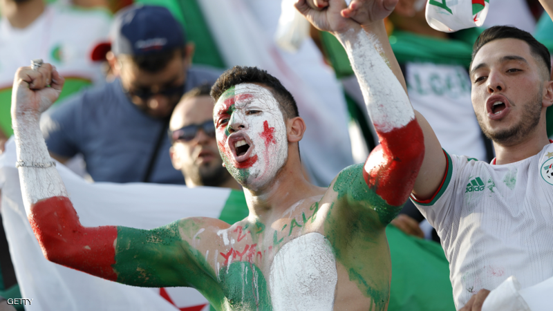 تخصيص 10 طائرات لنقل الجماهير الجزائرية لتشجيع المنتخب في مباراة نيجيريا