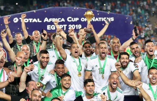 بالفيديو.. شاهد لحظة وصول لاعبي المنتخب الجزائري لبلادهم