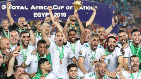 نجم المنتخب الجزائري يفاجئ الجميع وينتقل للدوري القطري