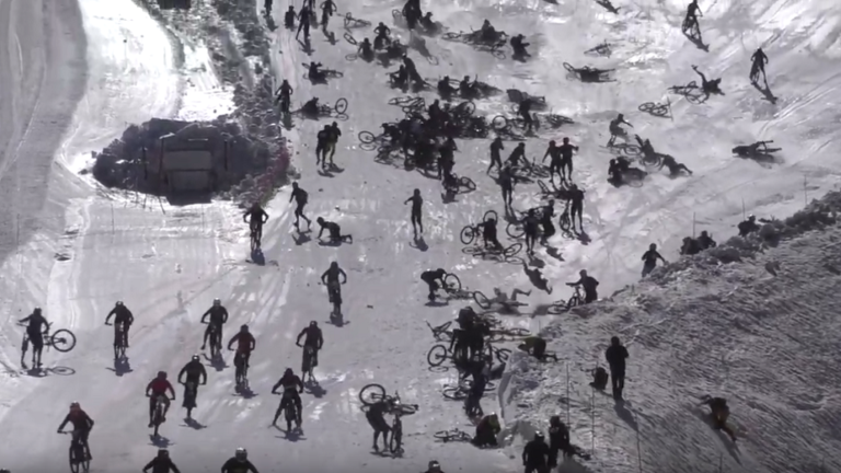 بالفيديو.. مشهد يحبس الأنفاس لتصادم مئات الدرجات الهوائية في سباق "الجحيم"