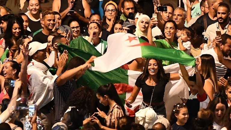 طائرات إضافية لنقل الجماهير الجزائرية من أجل تشجيع "الخضر" في نهائي "الكان"