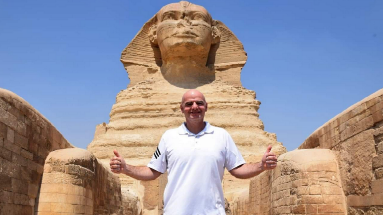 بالصور.. إنفانتينو يستغل تواجده بمصر لزيارة الأهرامات