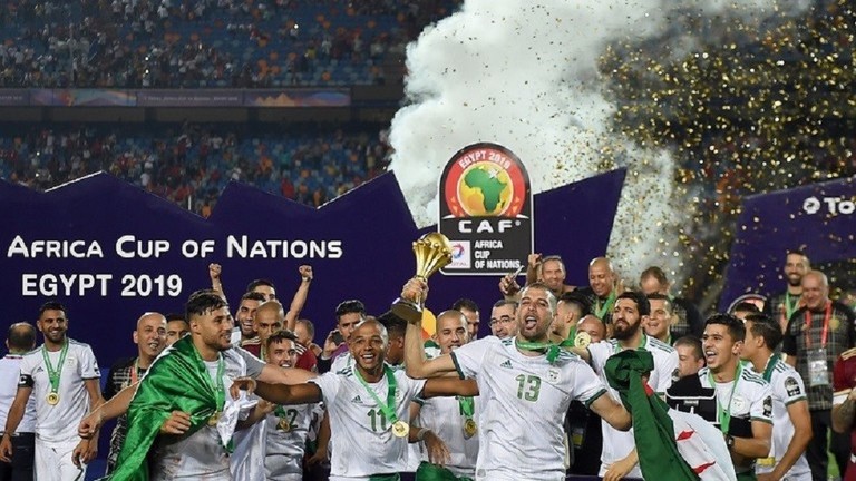 العاهل السعودي يهنئ الجزائر بعد التتويج بكأس أمم إفريقيا