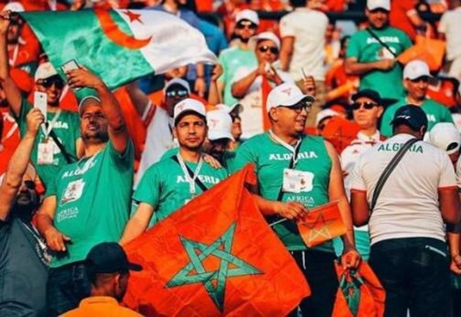 الشارع المغربي يهتز فرحا مع المنتخب الجزائري تحت شعار "خاوة خاوة "