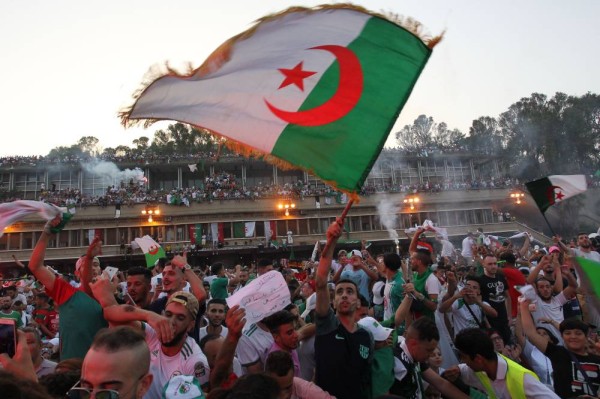 الجزائر تعد استقبال شعبي لمحاربي الصحراء