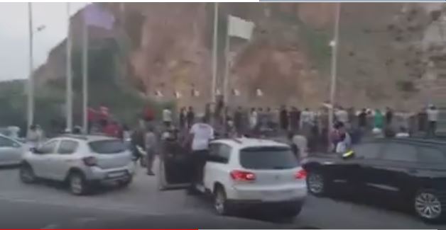 فيديو مؤثر :الجمهور المغربي يتقاسم فرحة التأهل مع نظيره الجزائري على الحدود بين البلدين