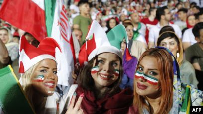 الفيفا لإيران : حان وقت السماح للنساء بولوج الملاعب