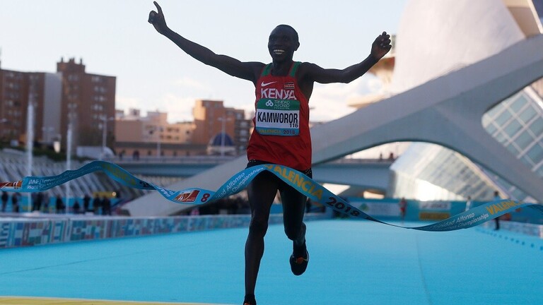 الكيني كامورور يحطم الرقم القياسي العالمي لسباق نصف الماراثون