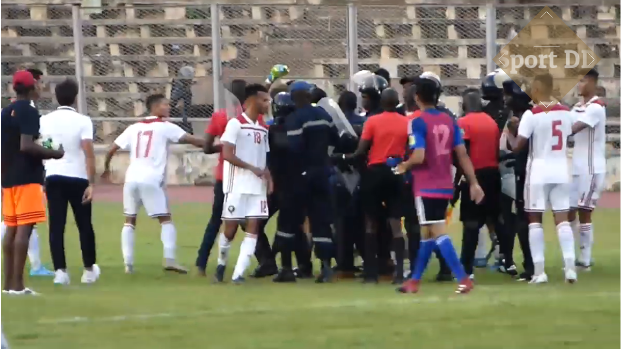 بالفيديو : احداث لا رياضية بعد نهاية مباراة المنتخب الأولمبي ضد مالي