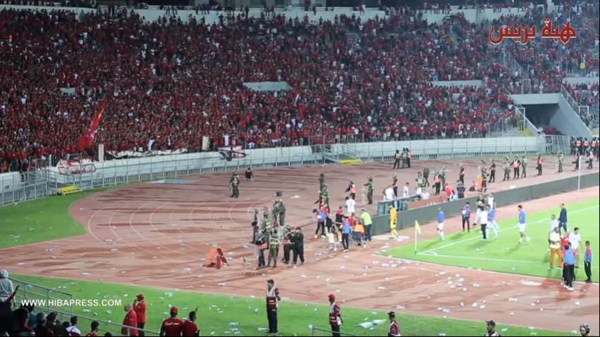 جمهور الوداد يهاجم اللاعبين بعد الهزيمة المذلة أمام الجيش