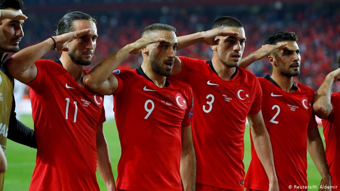 لمن أدى لاعبو المنتخب التركي التحية العسكرية؟