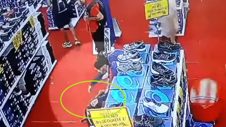 فضيحة.. لاعبو المنتخب التونسي يسرقون أحذية رياضية خلال بطولة العالم