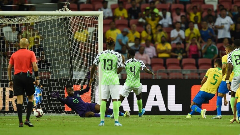 إصابة قوية لحارس مرمى نيجيريا في مباراة البرازيل