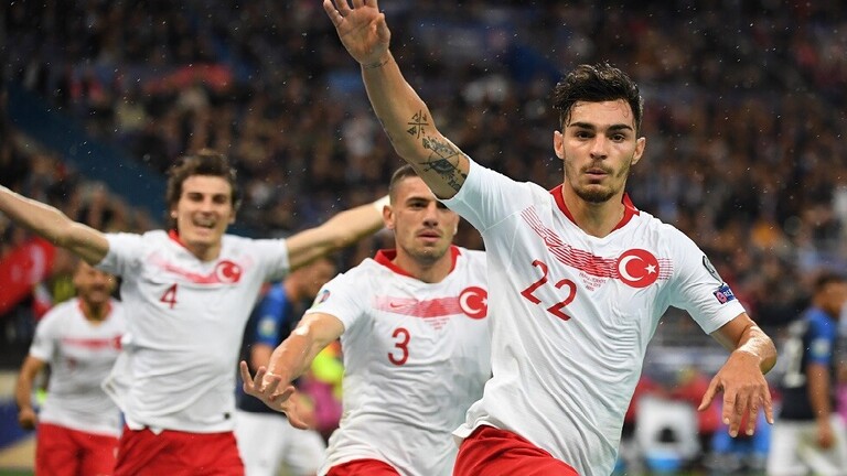 لاعبو تركيا يتحدون شبح العقوبات ويدعمون جيشهم من جديد