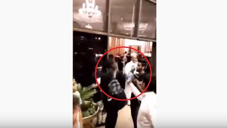 بالفيديو.. لاعب الشباب يرمي هاتف مشجع سعودي على الأرض غضبا