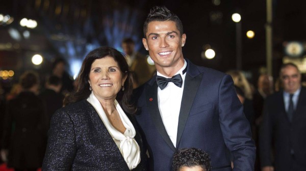 والدة رونالدو: «مافيا كرة القدم» حرمت نجلي من التتويج بكرات ذهبية أكثر