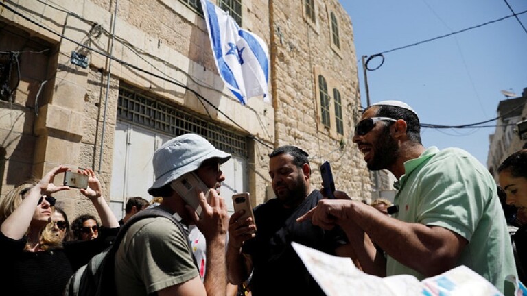 مشجعو فريق إسرائيلي يرفعون شعارا عنصريا ضد العرب
