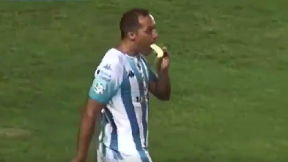 فيديو.. لاعب يأكل موزة أثناء تنفيذه لركلة حرة في الدوري الأرجنتيني