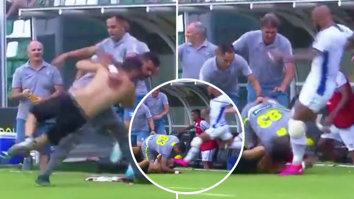 فيديو.. لاعب يركل مشجعا على رأسه بعدما نزل إلى أرضية الملعب
