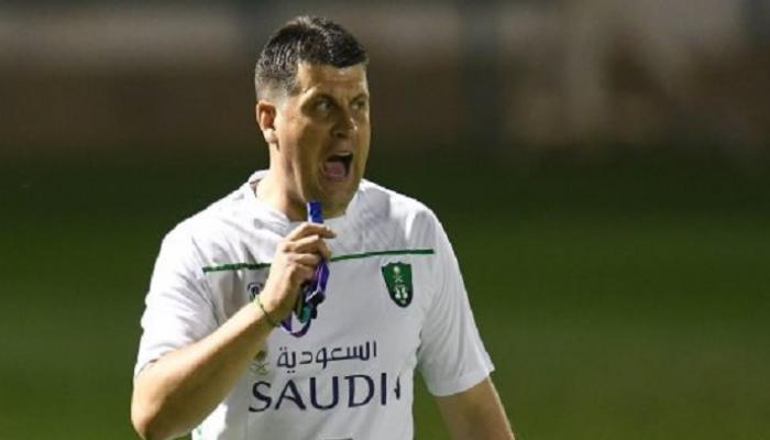 مدرب الأهلي السعودي يدرب لاعبيه في "واتساب" بسبب فيروس "كورونا"