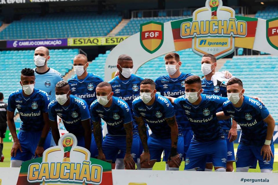 لاعبو غريميو يحتجون على عدم إلغاء المباريات في البرازيل بـ"ارتداء كمامات"