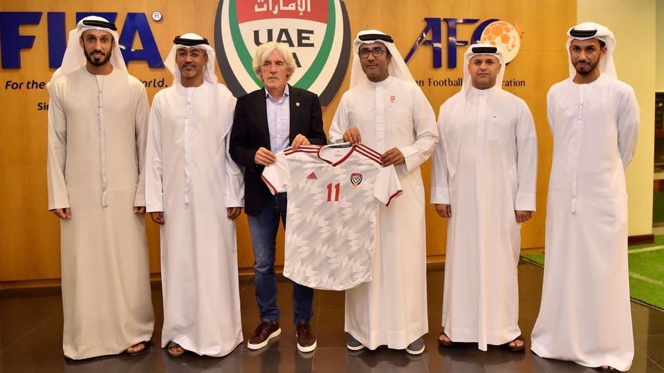 إقالة مدرب المنتخب الإماراتي من منصبه