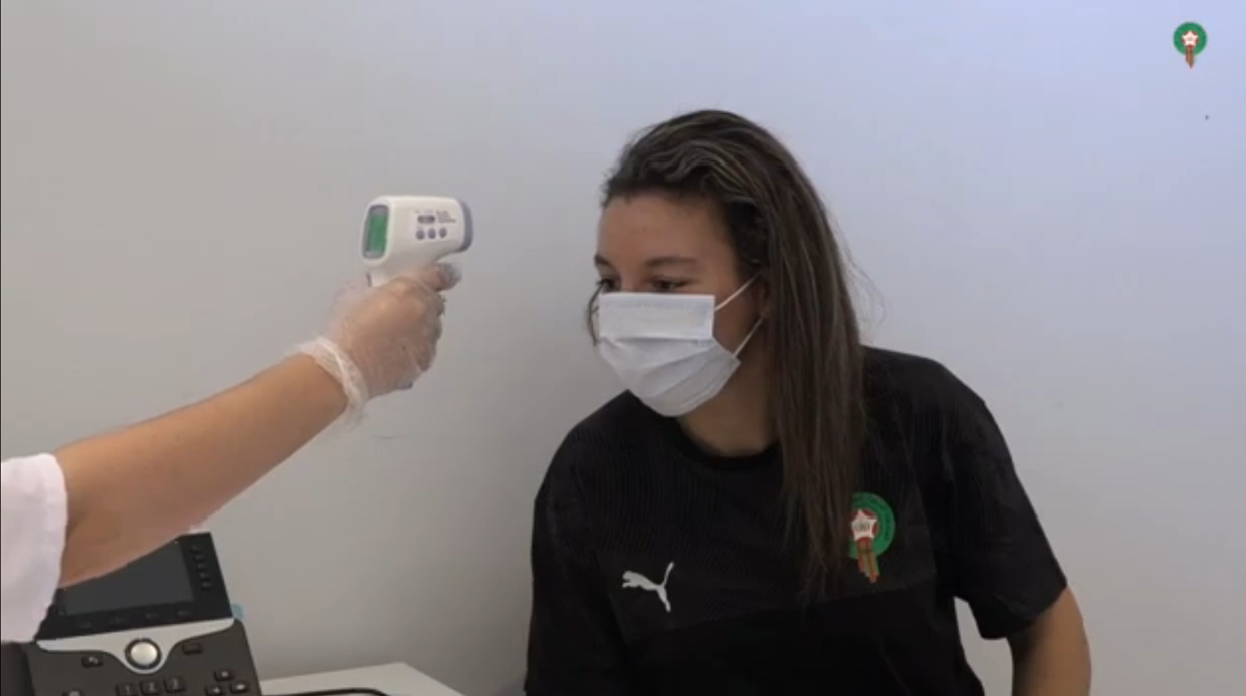 بالفيديو : لاعبات المنتخب الوطني لكرة القدم النسوية يخضعن لفحص طبي قبل بداية تداريبهن