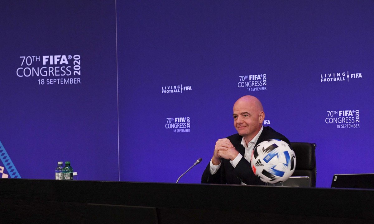 رئيس "فيفا" يلمح إلى إمكانية تأجيل كأس العالم للأندية