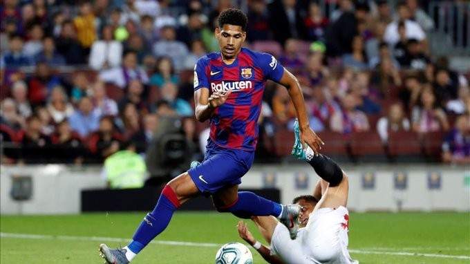 أراوخو يتعرض للإصابة قبل بداية مباراة برشلونة ضد غرناطة