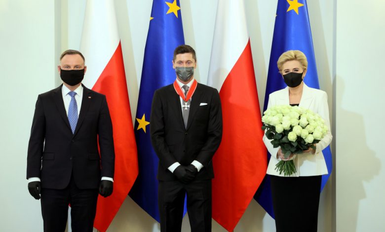 رئيس بولندا يكرم ليفاندوفسكي بأعلى وسام