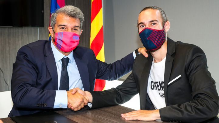 برشلونة يجدد عقده مع مينجويزا