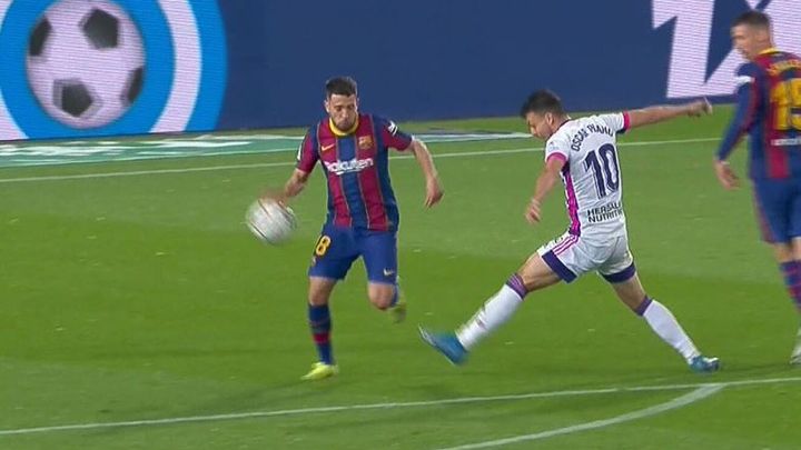 مدرب بلد الوليد: حكم مباراة برشلونة اعترف أن الكرة لمست يد ألبا