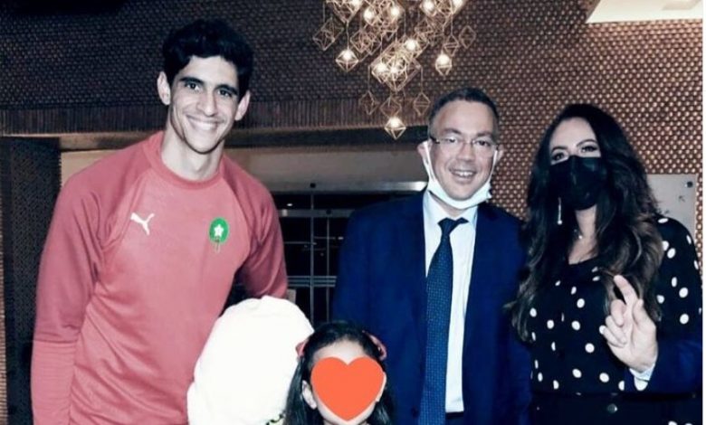 بونو ينشر صورة له مع لقجع وعائلته.. ويعلق :"رجل عظيم"