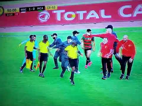 بالفيديو.. لاعبو مولودية الجزائر يعتدون على الحكم بعد خسارتهم أمام الوداد