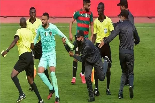توقيف حارس ولاعب مولودية الجزائر سنة بعد اعتدائهما على حكم مباراة الوداد