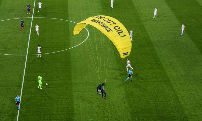 بالفيديو.. مظلي يهبط في الملعب أثناء مباراة ألمانيا ضد فرنسا في "يورو 2020"