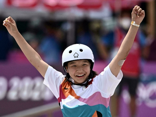 اليابانية نيشيا موميجي (13 عام) تتوج بميدالية ذهبية وتدخل تاريخ الأولمبياد