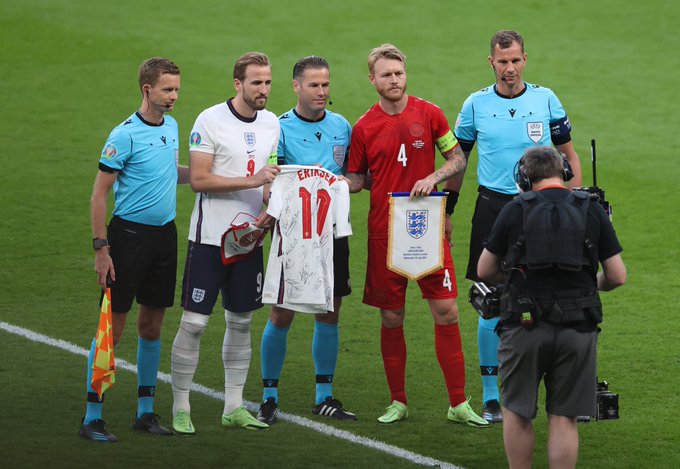 لاعبو إنجلترا يقدمون قميصا يحمل إسم إريكسن لقائد الدنمارك
