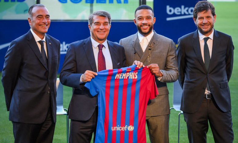 برشلونة يقدم لاعبه الجديد ممفيس ديباي