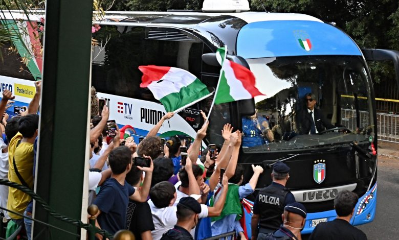 منتخب إيطاليا يعود إلى روما بعد تتويجه باليورو