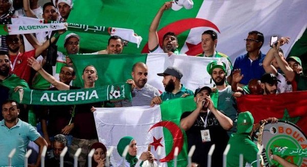الجزائر تسمح بعودة الجماهير للملاعب
