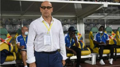 عين على الخصم.. مدرب الغابون "يوبخ" لاعبيه قبل المشاركة في كأس أفريقيا