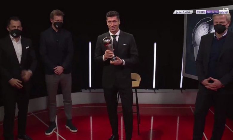 ليفاندوفسكي يتوج بجائزة أفضل لاعب في العالم لسنة 2021